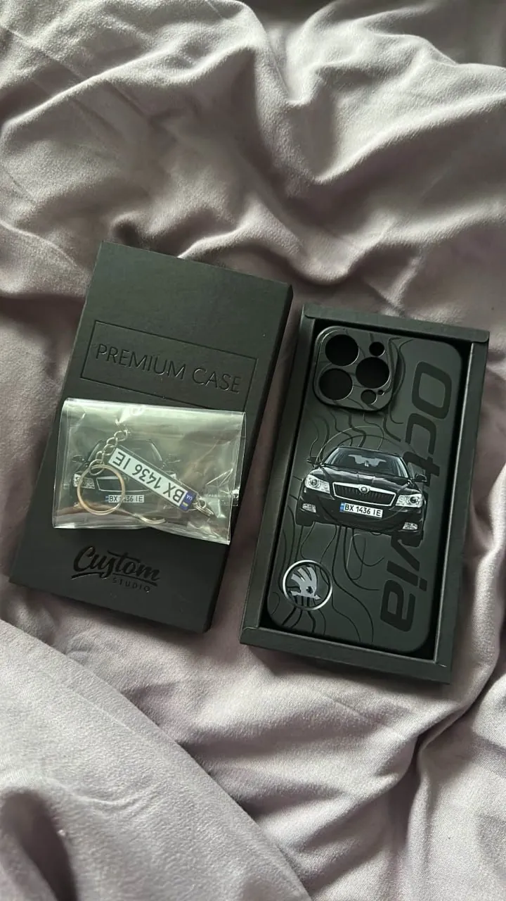Чохол на iPhone з Škoda Octavia · з брелоком-номером і номером