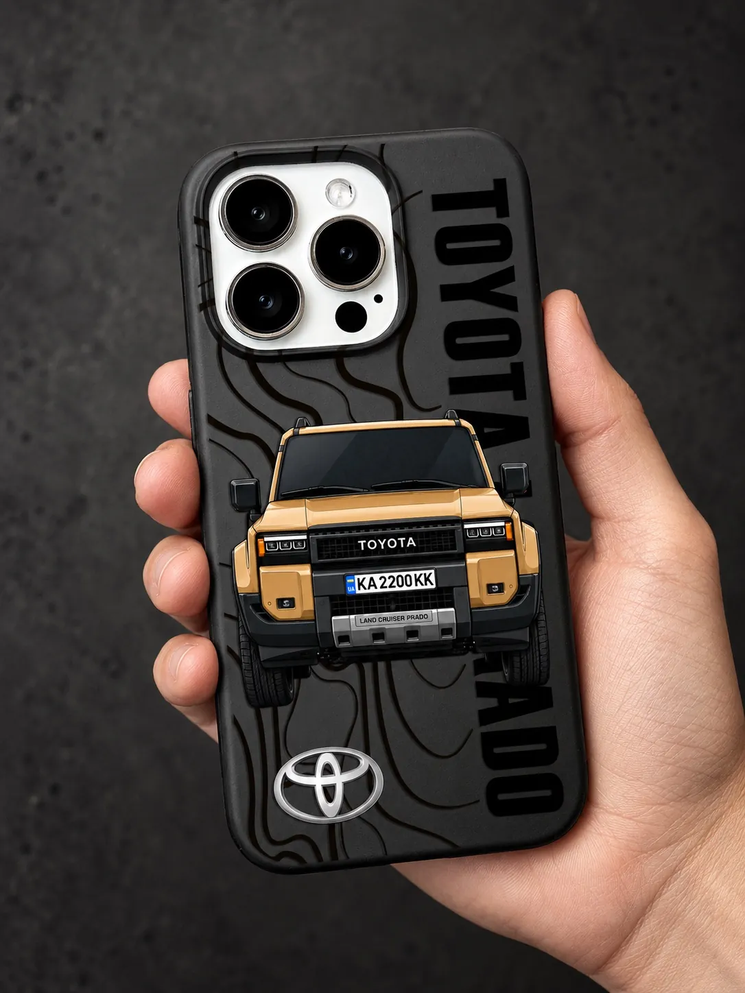 Готовий чохол iPhone з малюнком Toyota Land Cruiser Prado і номером у руці