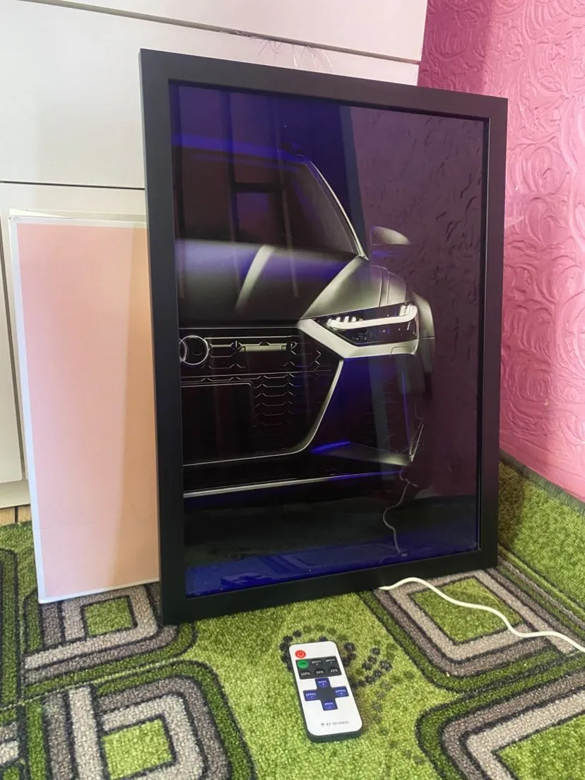 LED-постер у клієнта: Audi у чорній рамці з пультом