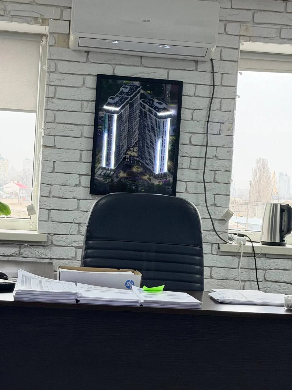 LED-постер у клієнта: Житловий комплекс — постер в офісі