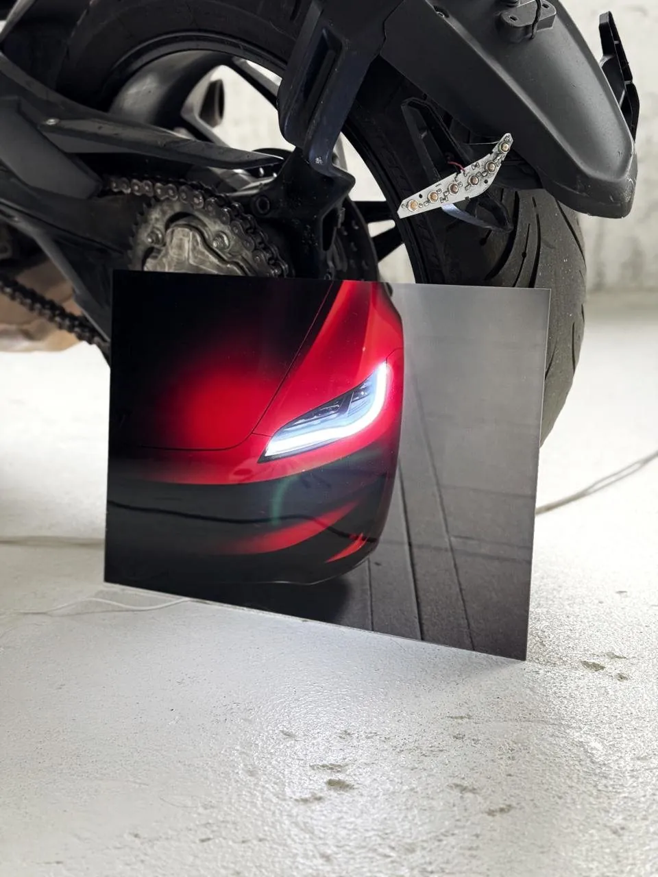 LED-постер з Tesla Model S Red