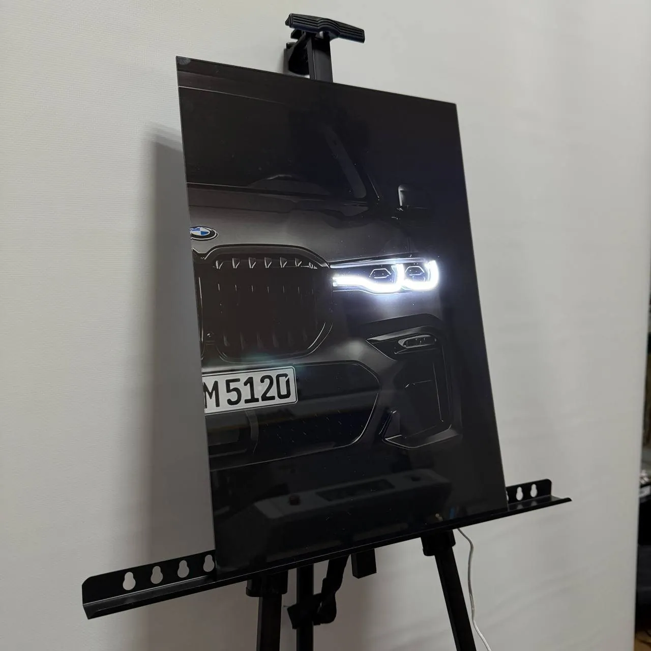 LED-постер з BMW X7 на мольберті, фари підсвічені