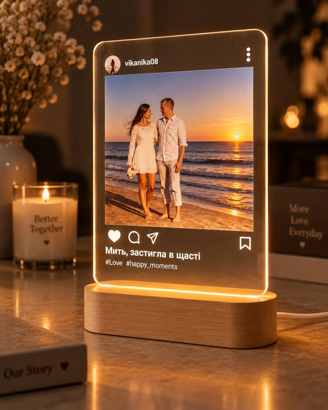 Постер у стилі Instagram-допису з підсвіткою на дерев'яній підставці
